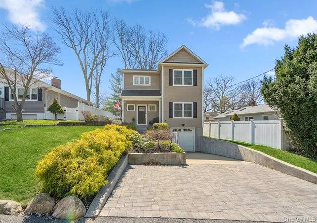 Photo 2 of Sale Pending at 4 Knollwood Ave, Bayville, NY 11709 | MLS# 982432 | Listing updated on 2026-09-08