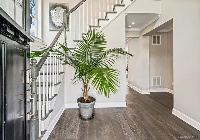Photo 3 of Sale Pending at 4 Knollwood Ave, Bayville, NY 11709 | MLS# 982432 | Listing updated on 2026-09-08