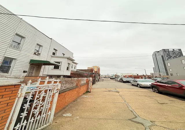 Photo 3 of Single family home for sale at 5117 34th Street, Long Island City, NY 11101 | MLS# 982447 | Listing updated on 2026-04-16