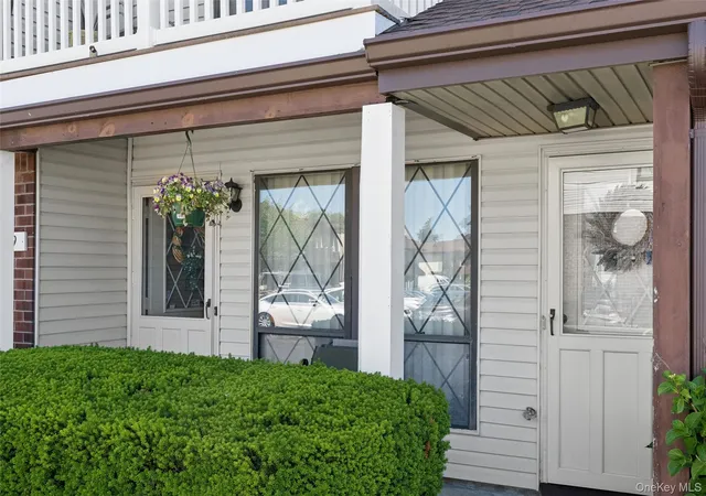 3rd image of 100 Cambridge Dr, Babylon, NY 11726
