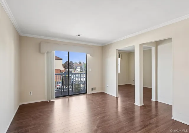 4th image of 100 Cambridge Dr, Babylon, NY 11726
