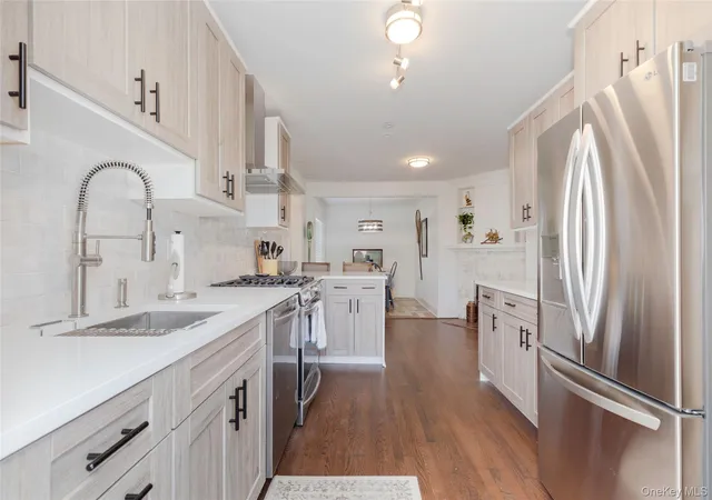 Photo 3 of Single family home for sale at 211 Bowne St, Bronx, NY 10464 | MLS# 982638 | Listing updated on 2026-09-13