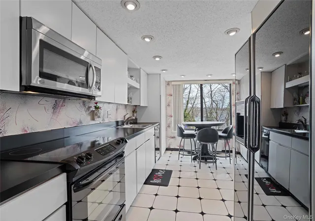 Homes for sale in Greenburgh, NY | 500 High Point Dr #211, Greenburgh, NY 10530 | MLS# 982713