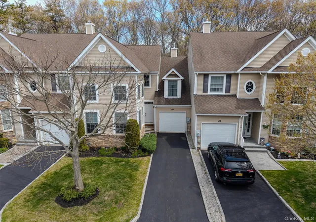 Photo 2 of Sale Pending at 40 Eagle Cir, Islip, NY 11716 | MLS# 982931 | Listing updated on 2026-08-14