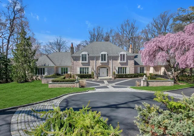 Photo 1 of Sale Pending at 12 Overlook Ct, Locust Valley, NY 11560 | MLS# 982955 | Listing updated on 2026-05-19