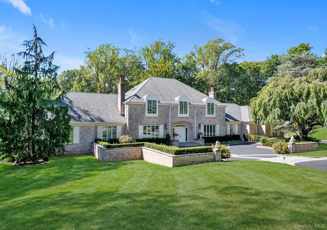 Photo 2 of Sale Pending at 12 Overlook Ct, Locust Valley, NY 11560 | MLS# 982955 | Listing updated on 2026-05-19