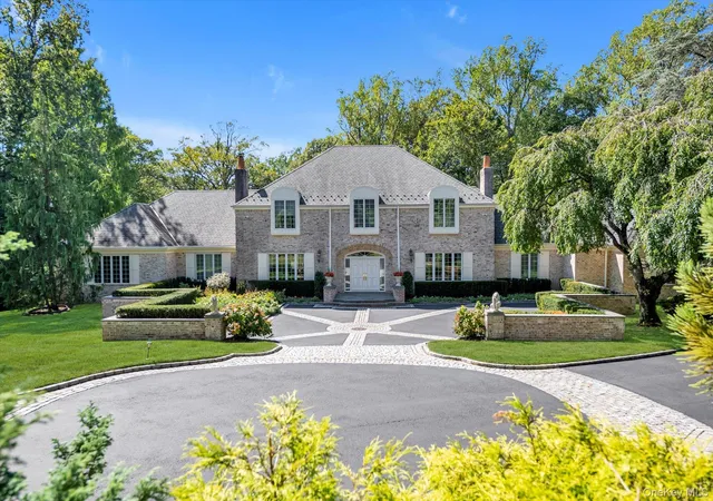 Photo 3 of Sale Pending at 12 Overlook Ct, Locust Valley, NY 11560 | MLS# 982955 | Listing updated on 2026-05-19