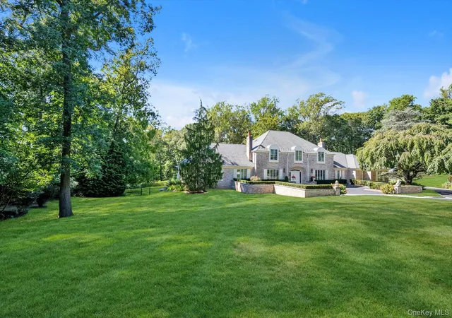 Photo 3 of Sale Pending at 12 Overlook Ct, Locust Valley, NY 11560 | MLS# 982955 | Listing updated on 2026-05-19