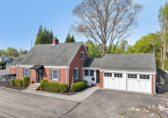 3rd image of 1 Huntington Bay Rd, Huntington, NY 11743 | MLS# 983004