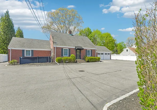 2nd image of 1 Huntington Bay Rd, Huntington, NY 11743 | MLS# 983004