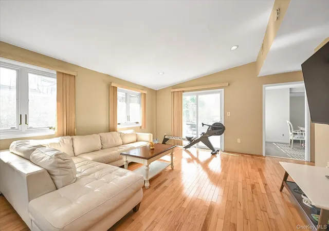 Photo 3 of Sale Pending at 5 Fieldstone Ln, Great Neck, NY 11020 | MLS# 983252 | Listing updated on 2026-07-17