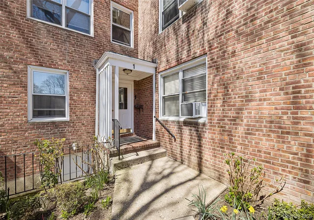 2nd image of 1 Edwards St, Roslyn Heights, NY 11577