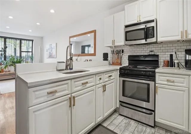 Listing Photo 5 - Condo for sale in building located at 253 Cornelia St, Brooklyn, NY 11221