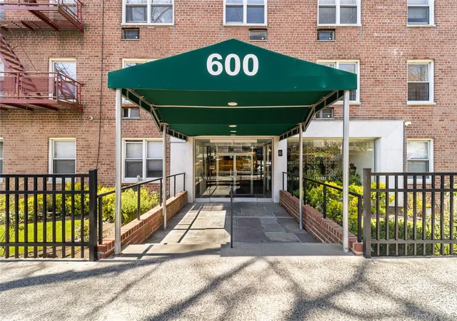 Homes for sale in Mount Vernon, NY | 600 Locust St #3G, Mount Vernon, NY 10552 | MLS# 983702