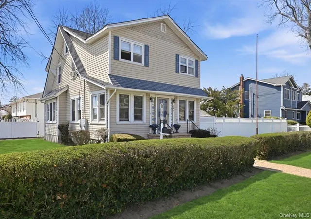 2nd image of 197 S 4th St, Lindenhurst, NY 11757 | MLS# 983726