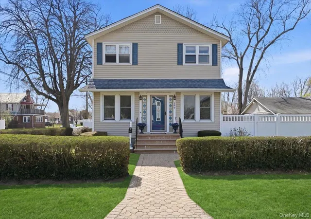 3rd image of 197 S 4Th St, Lindenhurst, NY 11757 | MLS# 983726