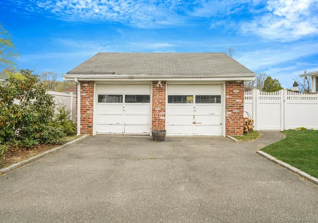 3rd image of 229 4Th St, Smithtown, NY 11780 | MLS# 983758