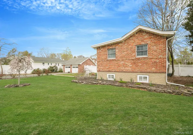 4th image of 229 4Th St, Smithtown, NY 11780 | MLS# 983758