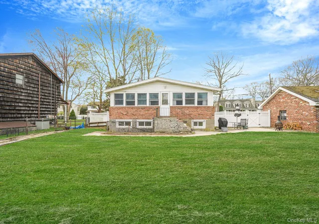 5th image of 229 4Th St, Smithtown, NY 11780 | MLS# 983758