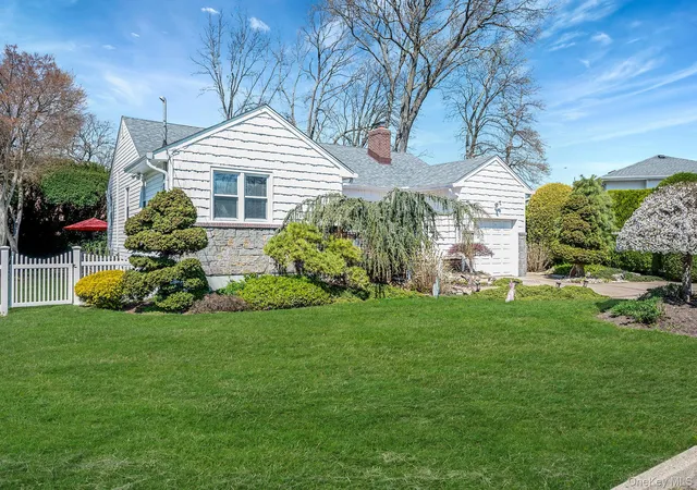 Photo 3 of Sale Pending at 1672 Eyre Pl, Hempstead, NY 11710 | MLS# 983768 | Listing updated on 2026-08-15