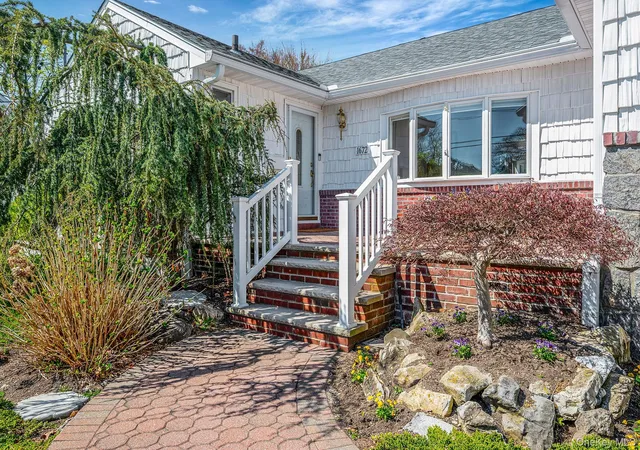 Photo 3 of Sale Pending at 1672 Eyre Pl, Hempstead, NY 11710 | MLS# 983768 | Listing updated on 2026-08-15