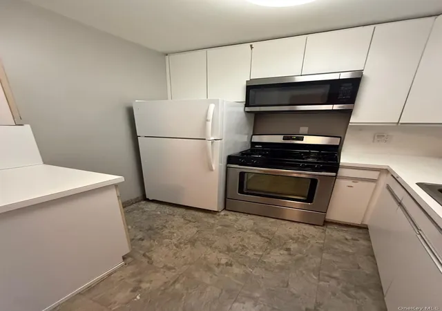 2nd image of 601 Chestnut St, Hempstead, NY 11516