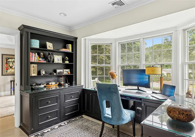 5th image of 40 Dogwood Ln, Port Washington, NY 11050 | MLS# 983960