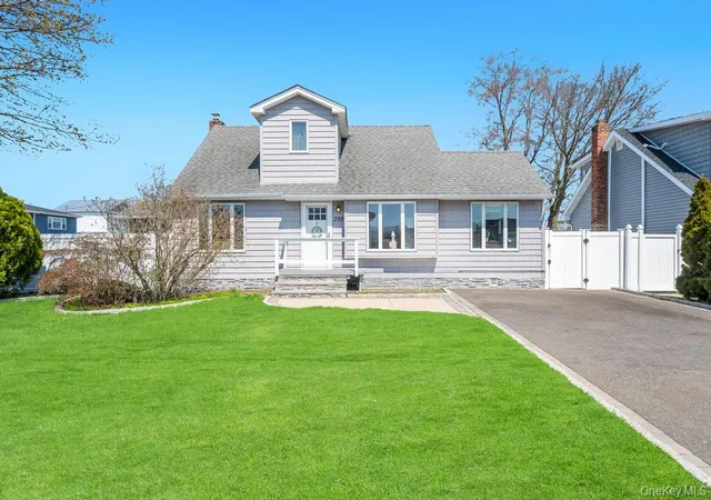 3rd image of 398 33Rd St, Babylon, NY 11757 | MLS# 983970