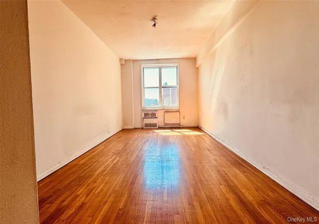 4th image of 14205 Roosevelt Ave, New York, NY 11354