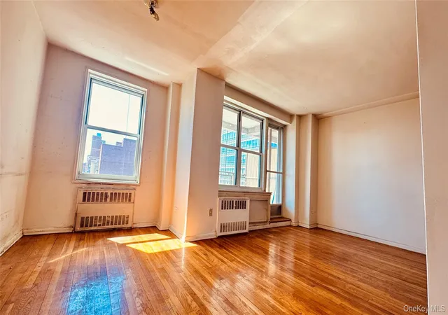 5th image of 14205 Roosevelt Ave, New York, NY 11354