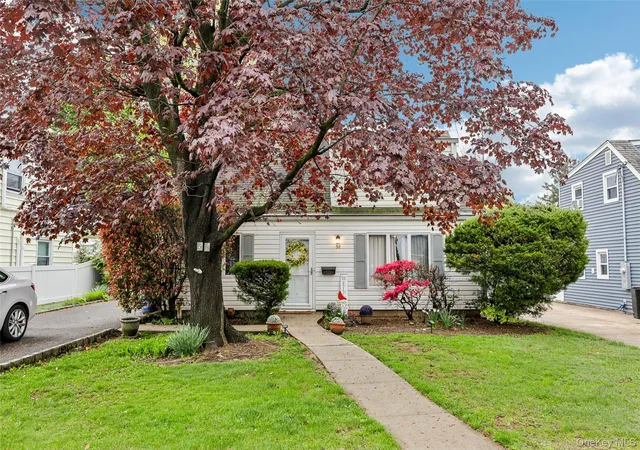 1st image of 58 Oxford St, Roslyn Heights, NY 11577 | MLS# 984494