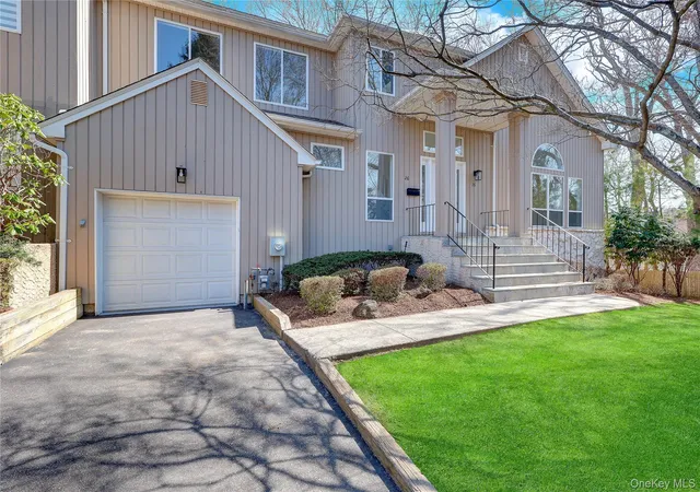 Photo 2 of Condo for sale at 26 Stone Gate Ct, Smithtown, NY 11787 | MLS# 984501 | Listing updated on 2026-10-07