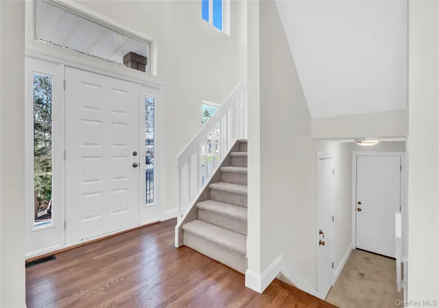 Photo 3 of Condo for sale at 26 Stone Gate Ct, Smithtown, NY 11787 | MLS# 984501 | Listing updated on 2026-10-07