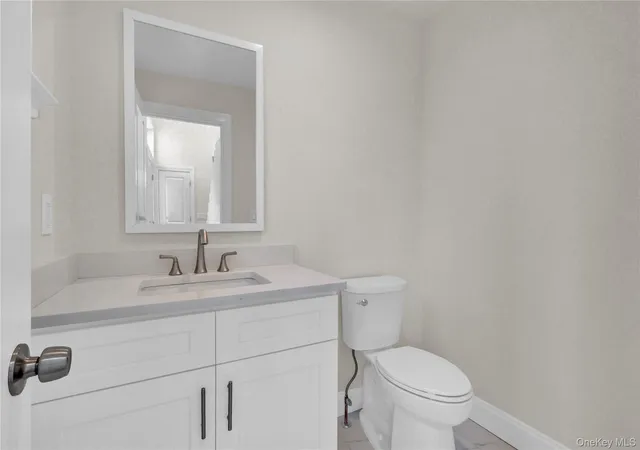 Photo 4 of Condo for sale at 26 Stone Gate Ct, Smithtown, NY 11787 | MLS# 984501 | Listing updated on 2026-10-09