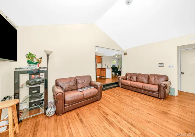 4th image of 103 Gates Ave, Islip, NY 11722 | MLS# 984652
