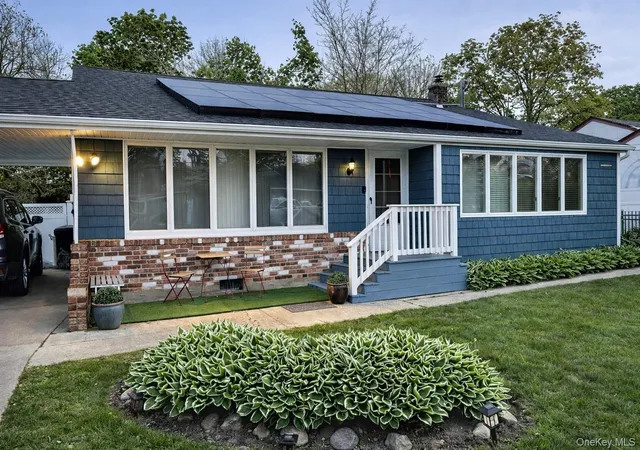Photo 3 of Sale Pending at 23 Glenwood Ln, Huntington, NY 11743 | MLS# 984671 | Listing updated on 2026-07-28