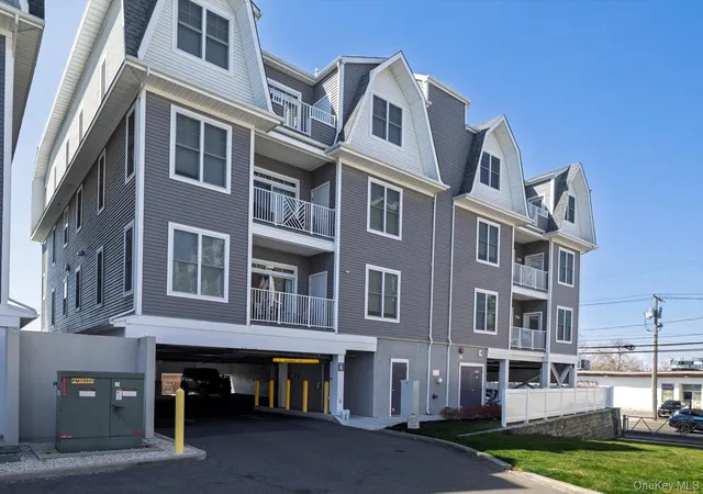 2nd image of 631 Marina Pointe Dr, Hempstead, NY 11518