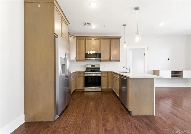 3rd image of 631 Marina Pointe Dr, Hempstead, NY 11518