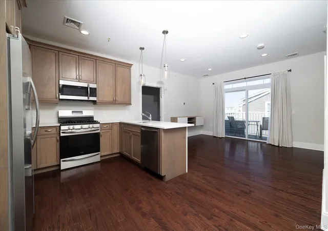 4th image of 631 Marina Pointe Dr, Hempstead, NY 11518