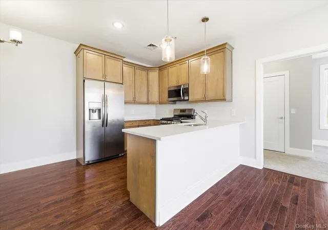 5th image of 631 Marina Pointe Dr, Hempstead, NY 11518