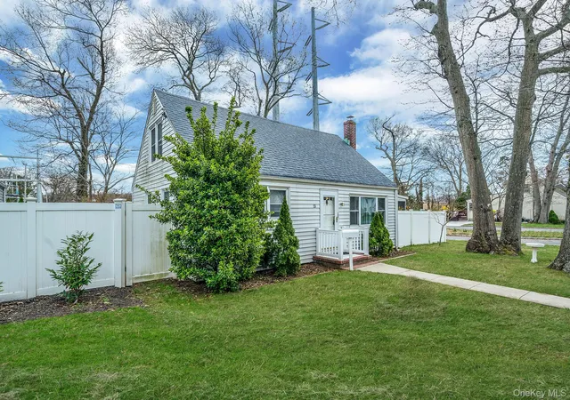 3rd image of 23 Lakewood Ave, Ronkonkoma, NY 11779 | MLS# 984797