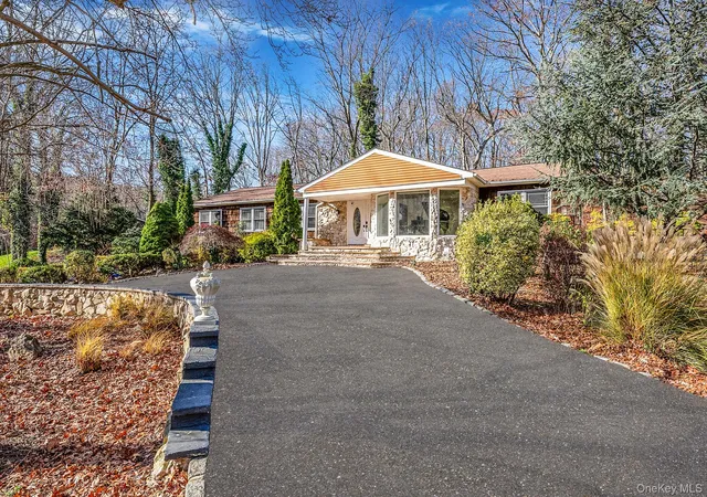 3rd image of 25 Farmington Ln, Melville, NY 11747 | MLS# 984831