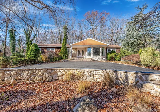 4th image of 25 Farmington Ln, Melville, NY 11747 | MLS# 984831