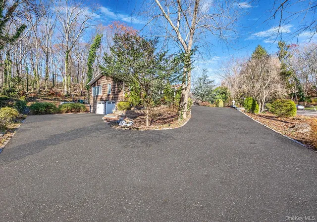 5th image of 25 Farmington Ln, Melville, NY 11747 | MLS# 984831