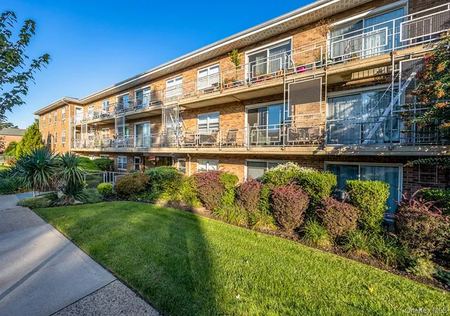 Photo 1 of Sale Pending at 90 S Park Ave #B3, Rockville Centre, NY 11570 | MLS# 984870 | Listing updated on 2026-09-19