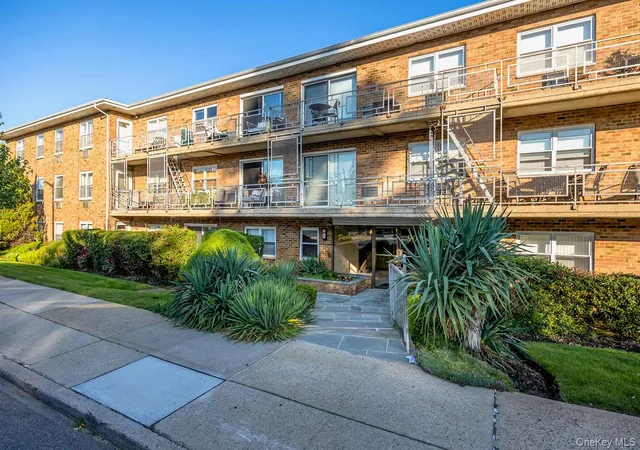 Photo 2 of Sale Pending at 90 S Park Ave #B3, Rockville Centre, NY 11570 | MLS# 984870 | Listing updated on 2026-09-19