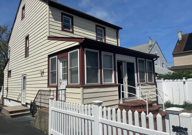 3rd image of 89 Carstairs Rd, Valley Stream, NY 11581 | MLS# 984976