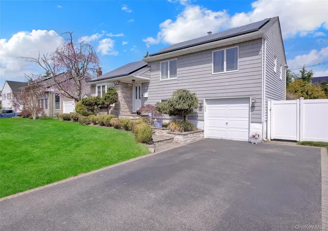 2nd image of 16 Amherst Dr, Oyster Bay, NY 11758 | MLS# 984987
