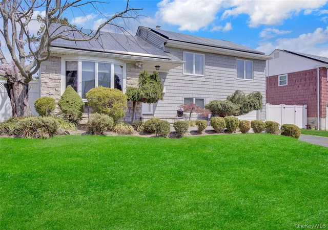 3rd image of 16 Amherst Dr, Oyster Bay, NY 11758 | MLS# 984987