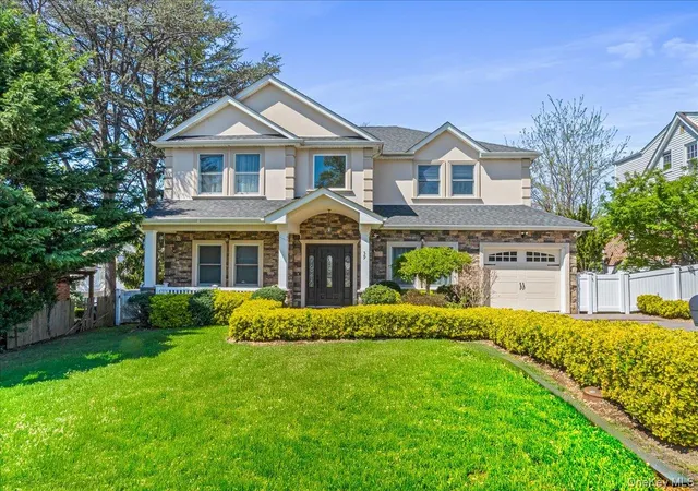 1st image of 39 Coolidge Ave, North Hempstead, NY 11577 | MLS# 985017